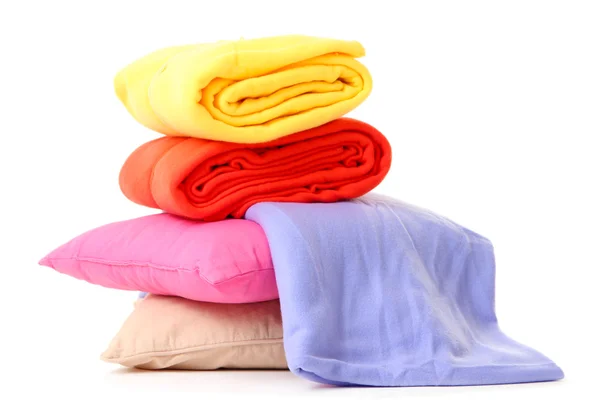 Helle Kissen und Decken, isoliert auf weiß — Stockfoto