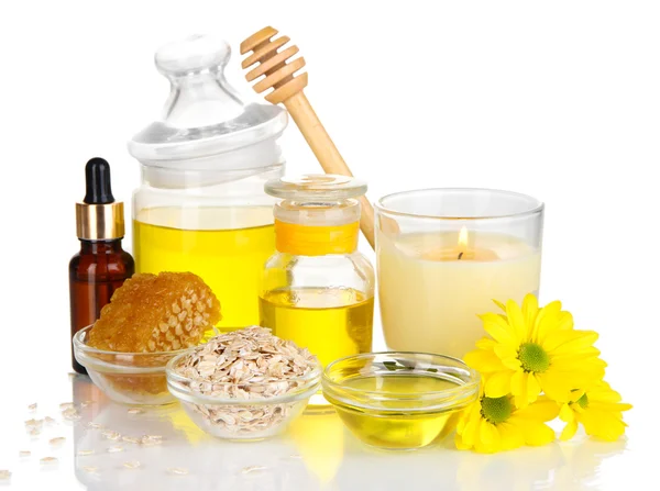 Spa de miel fragante con aceites y miel aislada en blanco —  Fotos de Stock
