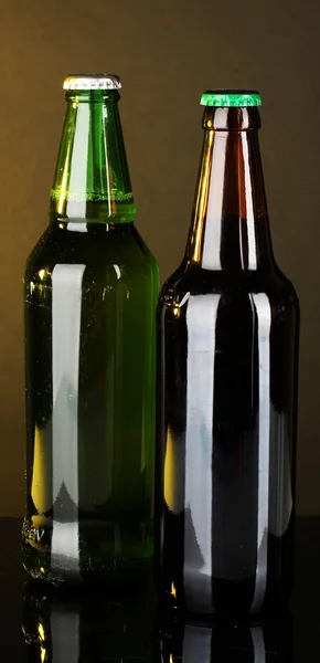 Bottiglie di birra su sfondo scuro — Foto Stock