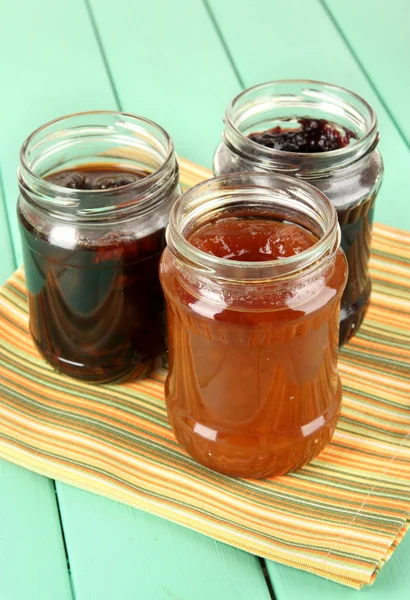 Leckere Marmelade in Banken auf dem Tisch — Stockfoto