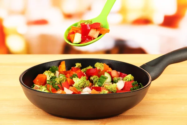 Vegetable ragout in pan, on wooden table on bright background — Stock Photo, Image