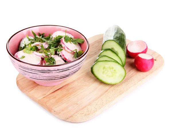 Ensalada de vitaminas vegetales en tazón con ingredientes aislados en blanco —  Fotos de Stock