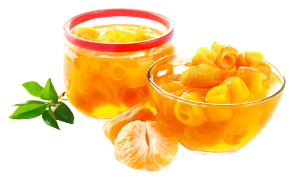 Orangenmarmelade mit Schale und Mandarinen, isoliert auf weiß — Stockfoto