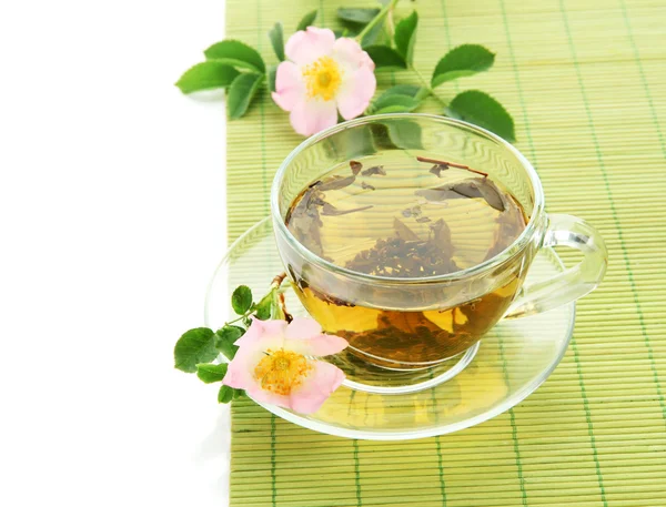 Tasse Kräutertee mit hippen Rosenblüten, isoliert auf weiß — Stockfoto