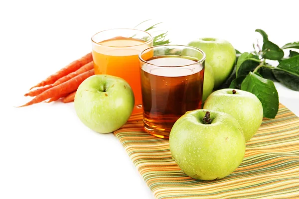 Verres de jus, pommes et carottes, isolés sur blanc — Photo