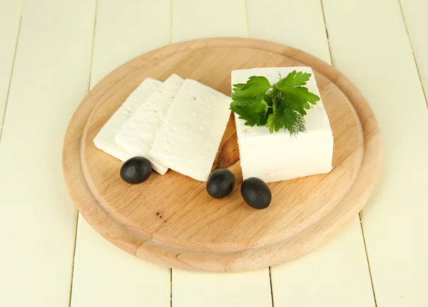 Queijo de leite de ovelha, azeitonas pretas, com salsa e endro sobre tábua de corte, isolado sobre branco — Fotografia de Stock