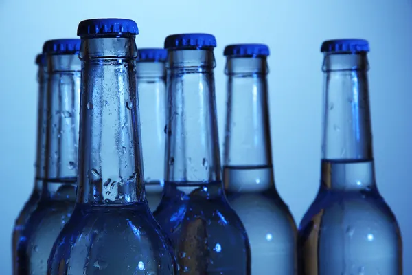 Botellas de agua sobre fondo azul —  Fotos de Stock