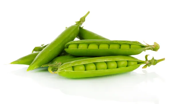 Guisantes verdes dulces aislados en blanco —  Fotos de Stock