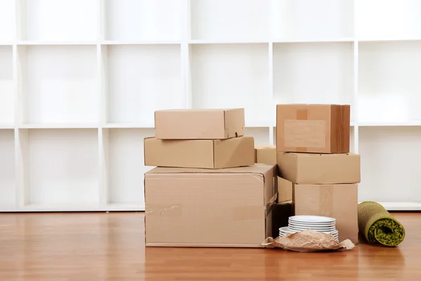 Cajas móviles en habitación vacía — Foto de Stock