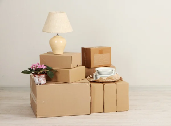 Moving boxes on the floor in empty room — Stock Photo, Image