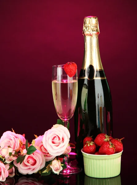 Romantiska Stilleben med champagne, jordgubbe och rosa rosor, på mörka bakgrund — Stockfoto