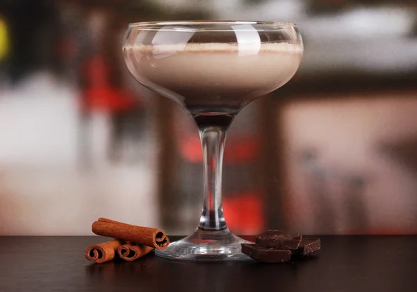 Cocktail à la crème sur la table au café — Photo
