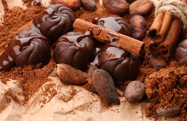 Sammansättningen av choklad godis, kakao och kryddor på brun bakgrund — Stockfoto