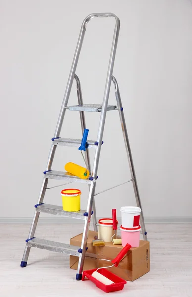 Kovový žebřík a malování v místnosti — Stock fotografie