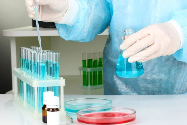 Scientist conducting research in laboratory close up — Stock Photo, Image