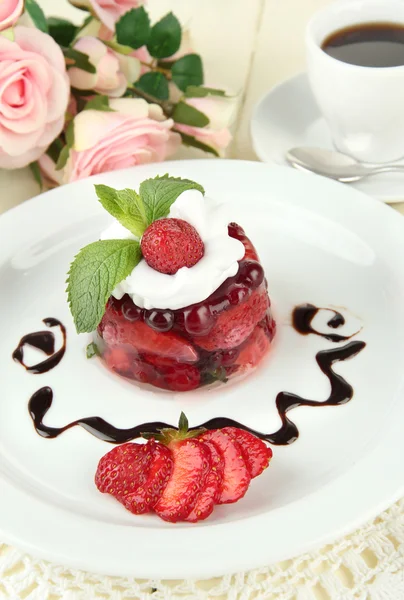 Smakelijke gelei dessert met verse bessen, op een houten achtergrond kleur — Stockfoto