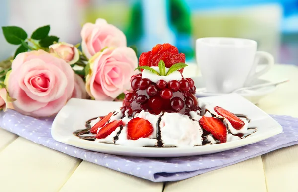 Tasty jelly dessert with fresh berries, on bright background — Stock Photo, Image