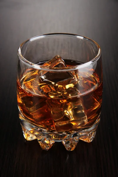 Brandy verre avec glace sur fond en bois — Photo