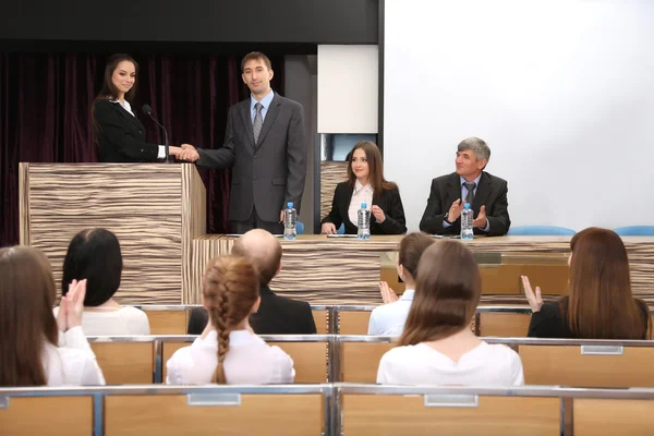 Negocios en tribune en sala de conferencias — Foto de Stock