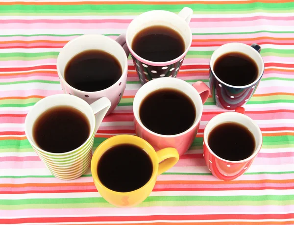 Tante tazze di caffè su tovagliolo a righe — Foto Stock