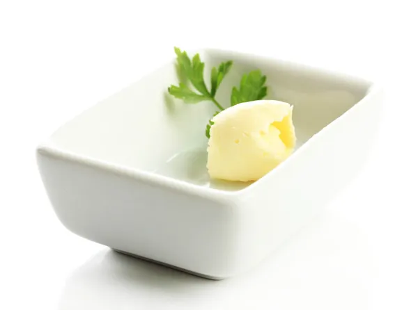 Βούτυρο μπούκλα στο πιάτο, που απομονώνονται σε λευκό — Φωτογραφία Αρχείου