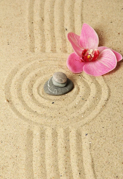 Zen kert raked homok és kerek kövekkel közelről — Stock Fotó