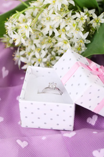 Hermosa caja con anillo de boda sobre fondo púrpura —  Fotos de Stock