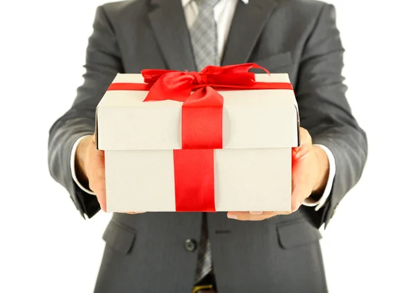 Jungunternehmer präsentiert Geschenkbox, isoliert auf weiß — Stockfoto