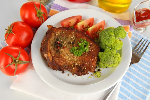 Stekt köttbit på plattan isolerad på vit — Stockfoto