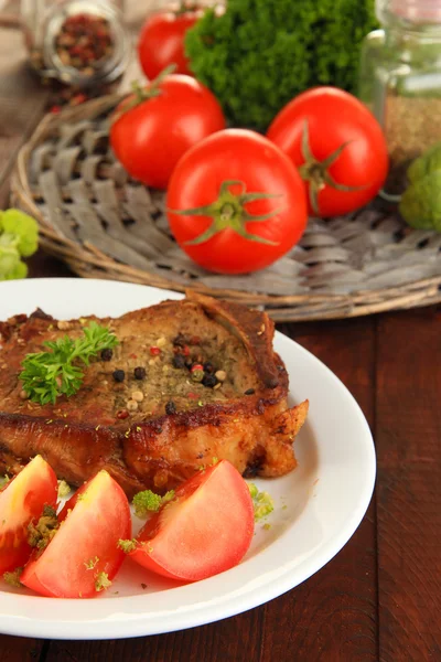 Piece of fried meat on plate on wooden table close-up — Stock Photo, Image