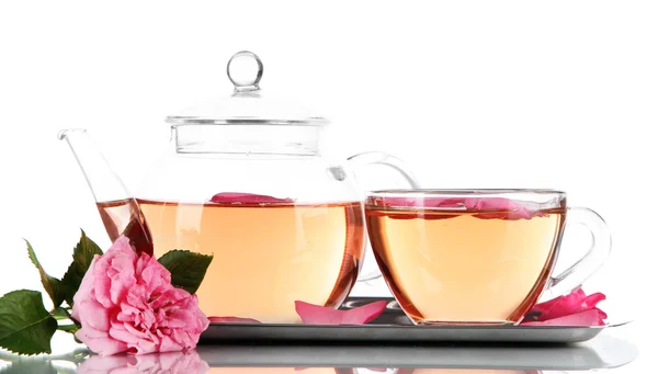 Βραστήρας και φλιτζάνι τσάι από τσάι αυξήθηκε σε μεταλλικό δοχείο που απομονώνονται σε λευκό — Φωτογραφία Αρχείου