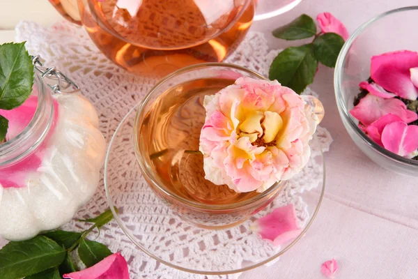 水壶和杯从木制背景上餐巾茶玫瑰茶 — 图库照片