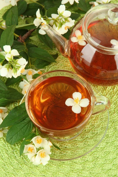 Tasse Tee mit Jasmin, auf Weidenmatte, Nahaufnahme — Stockfoto