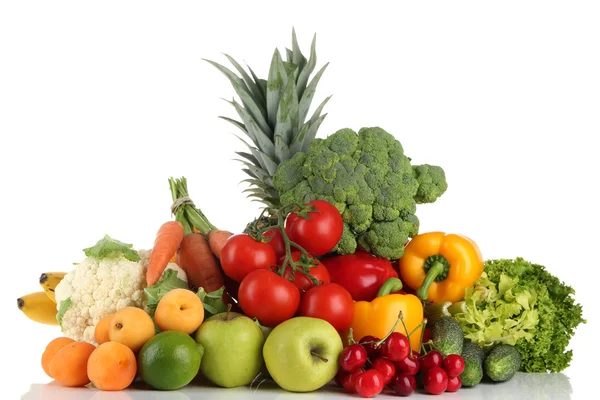 Assortiment van verse groenten en fruit, geïsoleerd op wit — Stockfoto