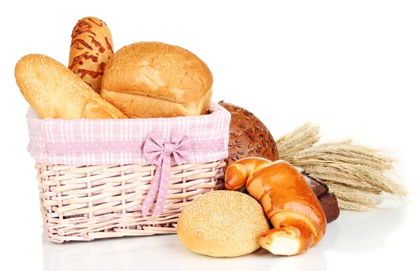 Gebackenes Brot im Weidenkorb isoliert auf weiß — Stockfoto