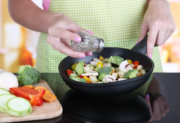 Hands cooking vegetable ragout in pan in kitchen — Stock Photo, Image