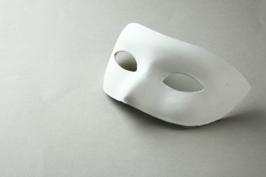 gri zemin üzerine beyaz maske