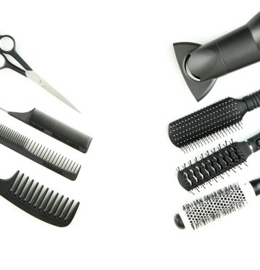 Tara fırçalar, saç kurutma makinesi ve üzerinde beyaz izole kesme makası