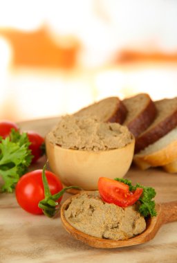 taze ezme, domates ve parlak zemin üzerine ekmek bileşimi