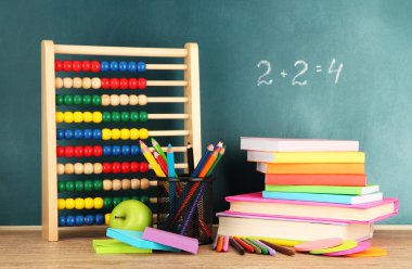 oyuncak abacus, kitap ve okul Danışma arka plan üzerinde tablo kalemleri