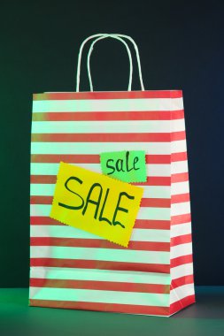 koyu arka plan üzerinde çizgili çanta