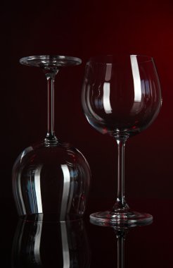 iki bardak koyu kırmızı zemin üzerine