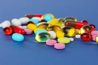 hap, Tablet ve kapsüller mavi zemin üzerine ürün çeşitliliği