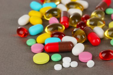 hap, Tablet ve kapsüller gri arka plan üzerinde ürün çeşitliliği