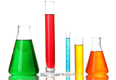 test tüpleri ile üzerine beyaz izole renkli sıvı