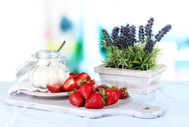 Oda arka masada kesme tahtası üzerinde çilek