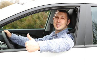 arabada oturan genç adam portresi