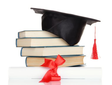 grad şapka ile diploma ve üzerinde beyaz izole kitap