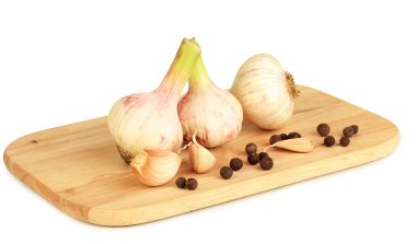 Sarımsak beyaza izole edilmiş