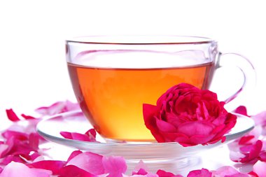 Gül çayı üzerinde beyaz izole